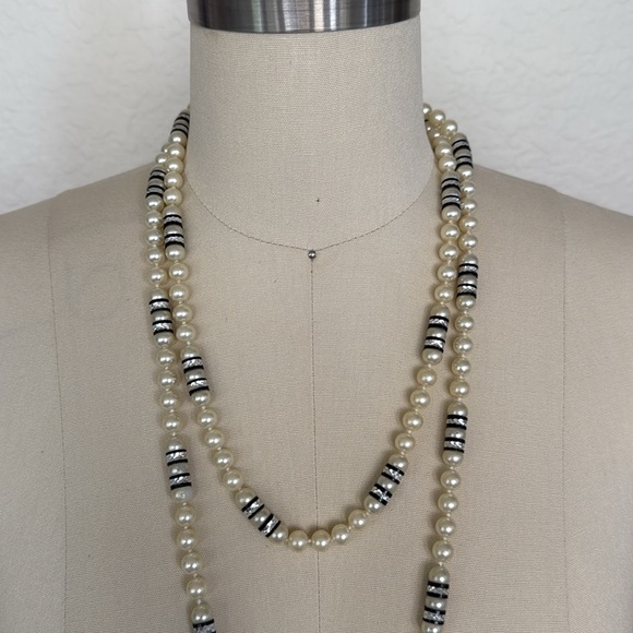 VINTAGE⚜️CLASSY Cultured Faux Pearl & Crystal Necklace - Picture 3 of 15